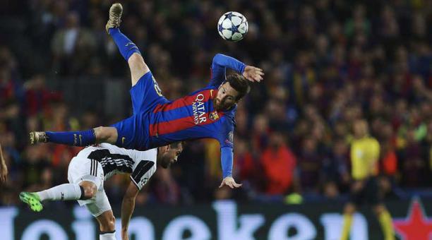 El argentino del Barcelona, Lionel Messi chocó contra el centrocampista bosnio Miralem Pjanic, de la Juventus, durante el partido de vuelta de cuartos de final de la Liga de Campeones. Foto: EFE