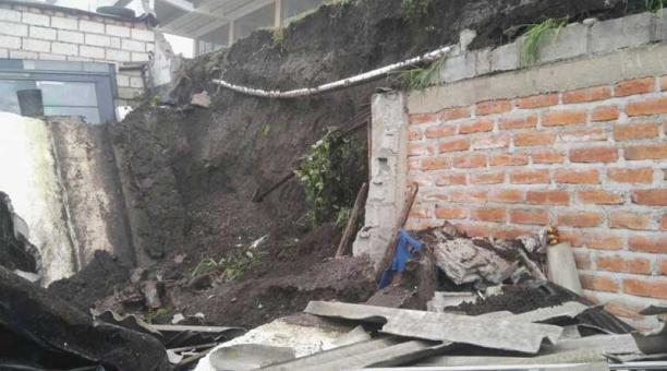El derrumbe ocurrió en Santa Rosa de Chillogallo, en la Cuarta Etapa. Foto: Cortesía / COE METROPOLIANO