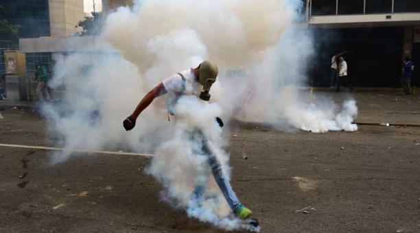 Un manifestante choca con la policía durante una manifestación contra el presidente venezolano Nicolás Maduro, en Caracas el 19 de abril de 2017. Foto: AFP