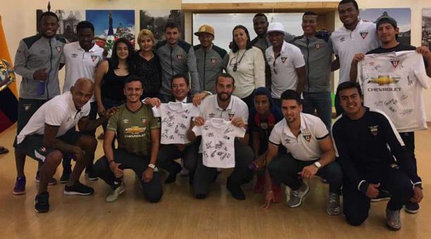 Los jugadores de la ‘U’ visitaron las instalaciones del colegio Johannes Kepler. Fotos: Cortesía de Liga de Quito