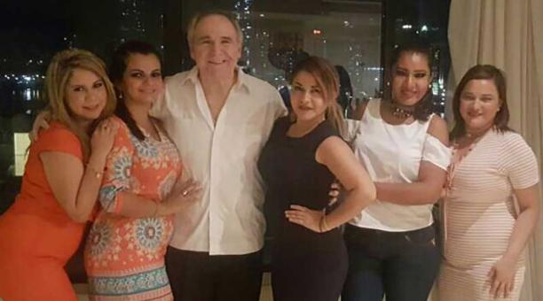 El expresidente  Bucaram publicó fotografías con visitas que recibe en Panamá. Amigas de Manabí le vieron el 12 de abril. Tomado del Twitter de Abdalá Bucaram.