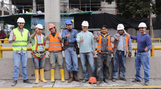 Los ocho obreros participaron de un rescate en un paso a desnivel cuyo video se hizo viral. Foto: Alfredo Lagla / ÚN