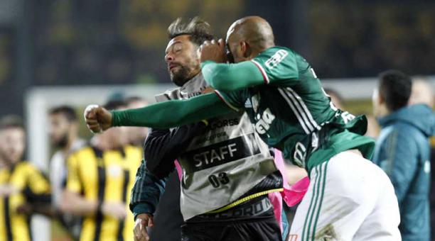 El instante en que Felipe Melo (der.) de Palmeiras lanza un golpe con el puño a Matías Mier (izq.) de Peñarol