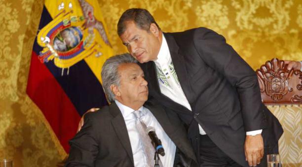 Lenin Moreno (izq.) y Rafael Correa durante la reunión de información para la transición de los gobiernos. Foto: Patricio Terán / ÚN