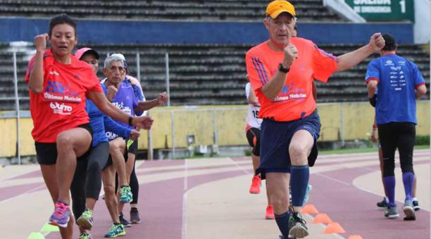 Corredores amateurs ya se entrenan en la pista atlética del Atahualpa. Foto: Julio Estrella / ÚN