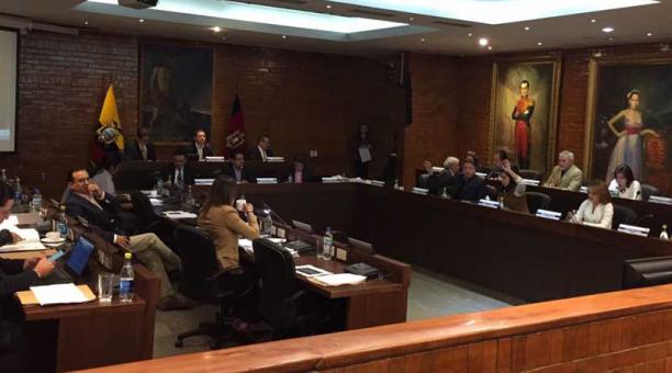 Hoy, en la sala del Concejo se reunieron todos los concejales para tratar del tema del Metro. Foto: Ana Guerrero / ÚN