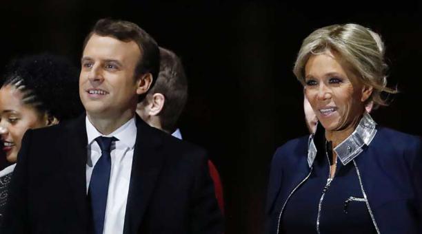 Emmanuel Macron (izq.) junto con su esposa Brigitte Trogneux, 24 años mayor a él. Foto: AFP