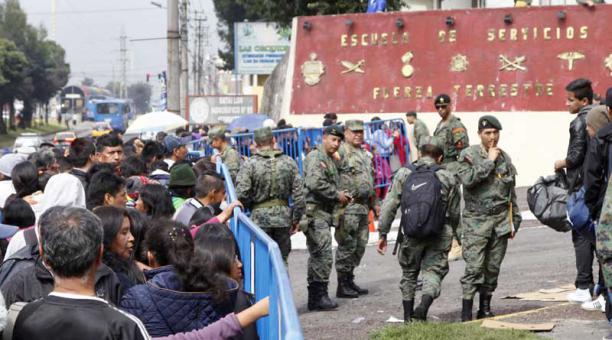 Las familias de los jóvenes se aglomeraron en el exterior del Fuerte Militar El Pintado. Foto: Foto: Patricio Terán / ÚN