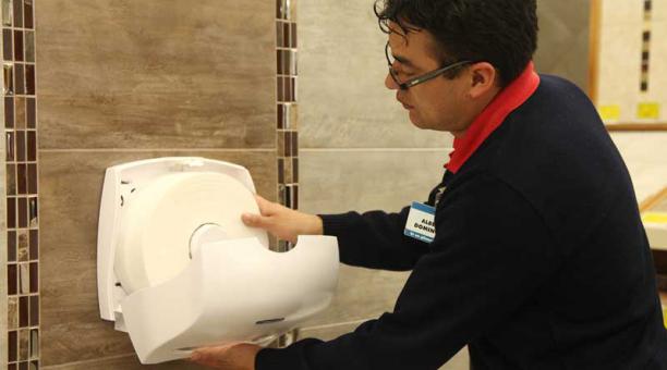 Al colocar el rollo de papel higiénico dentro del dispensador, asegúrese de dejar el extremo de la hoja hacia el exterior. Foto: Julio Estrella / ÚN