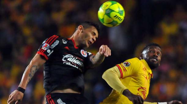 Gabriel Achilier (der.) del Morelia salta por la pelota ante Milton Caraglio (izq.) del Tijuana en el Clausura de la Liga MX 2017. Foto: AFP