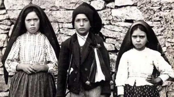 Lucía Dos Santos, Francisco Marto y Jacinta Marto, los pastorcitos que protagonizaron las apariciones de la Virgen María en Fátima, Portugal.