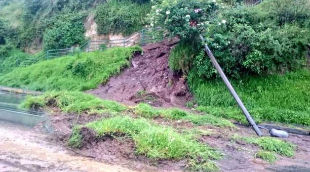 Deslizamiento de tierra sobre la avenida Pichincha y Los Ríos sector Playón de La Marín. Foto: Twitter AMT