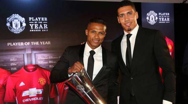 Antonio Valencia y su trofeo a mejor jugador del año. Posa junto con Chris Smalling durante la gala de premiación. Foto: facebook del M.United