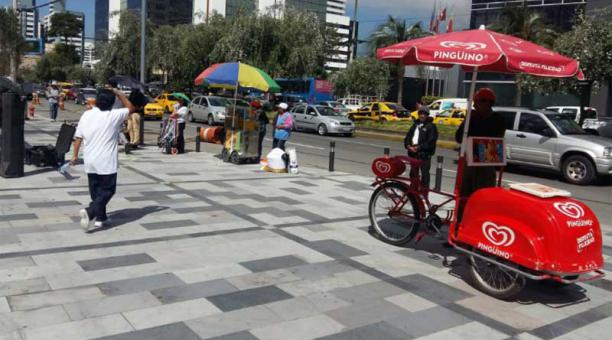 os comerciantes informales esperaban que la inauguración de la Plataforma, en el norte de Quito. Foto: ÚN