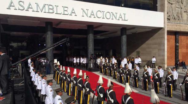 En los exteriores de la Asamblea ya se espera la llegada de los invitados al cambio de mando presidencial. Foto: Vicente Costales / ÚN