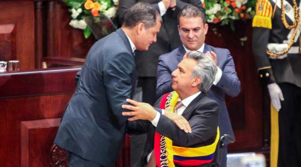 El presidente Lenín Moreno recibe la banda presidencial de su antecesor Rafael Correa Delgado. Foto: Pavel Calahorrano / ÚN