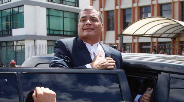 Rafael Correa saluda en los exteriores de la Asamblea Nacional. Foto: Patricio Terán / ÚN