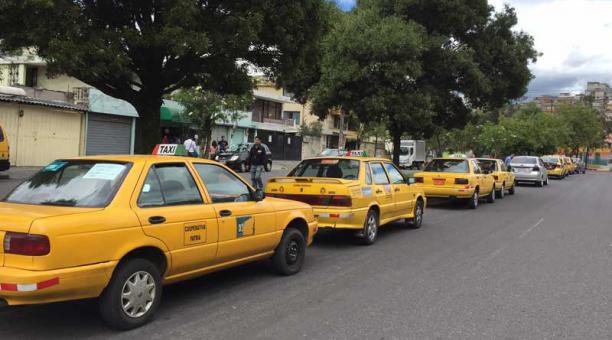 La colocación de nuevos adhesivos es parte del acuerdo con el taxismo. Foto: Archivo / ÚN