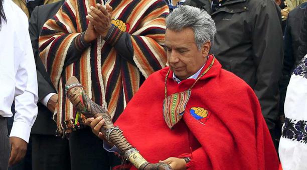 Lenín Moreno recibió el bastón de mando de la mano de los indígenas. Foto: EFE