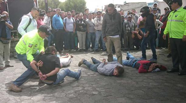 La detención de las cinco personas ocurrió en la entrada a la sucursal de una entidad bancaria en la avenida De La Prensa. Foto: Sara Ortiz/ ÚN