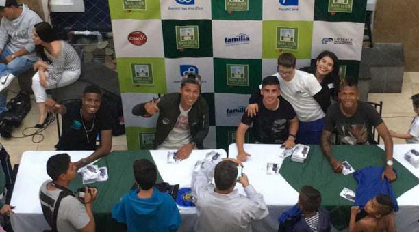 Felipe Mejía, Fernando León, Mario Rizotto y Billy Arce firman autógrafos. Foto: Twitter: @IDV_EC