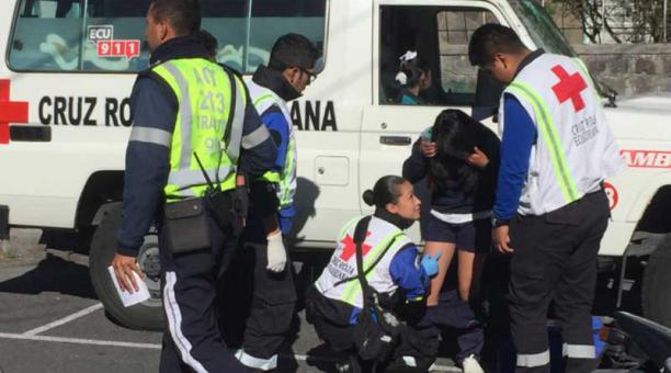 Tres ambulancias del Ministerio de Salud, Cruz Roja y Bomberos llegaron al sitio para evaluar a los menores y de ser necesario los llevarían a casas de salud cercanas. Foto: Eduardo Terán / ÚN
