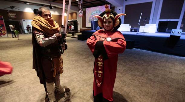 Dos asistentes representan personajes de Star Wars durante el FanFest 2017. Foto: EFE
