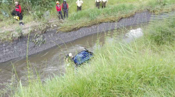 El auto fue encontrado metros antes del reservorio de Guangopolo. Foto: Cortesía COE-M