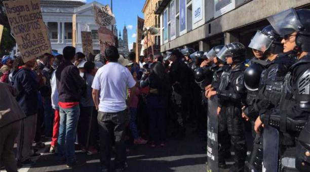 Los manifestantes se concentraron frente al Municipio, con carteles y una imagen del alcalde de Quito, Mauricio Rodas, a manera de caricatura. Hasta las 16:00, no hubo un pronunciamiento por parte del Burgomaestre. Foto: Ana Guerrero / ÚN