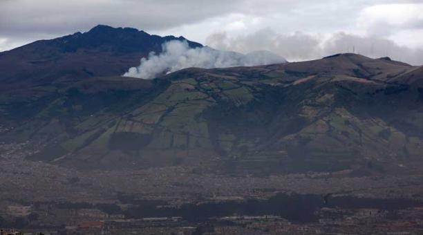 El cerro del Atacazo con grandes columnas de humo esta mañana. Foto: Paú Rivas / ÚN