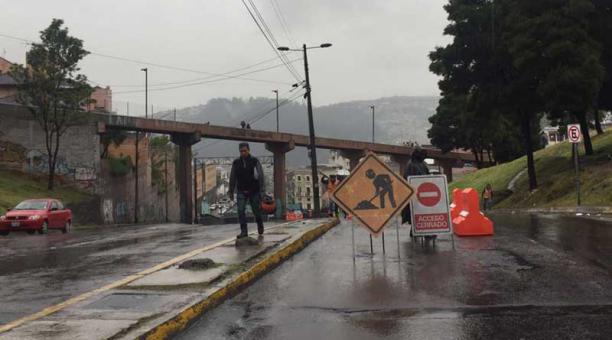 Hoy en la mañana, en la altura de San Roque, se pusieron las señales de desvío por  los trabajos que se realizaron en la vía. Foto: ÚN