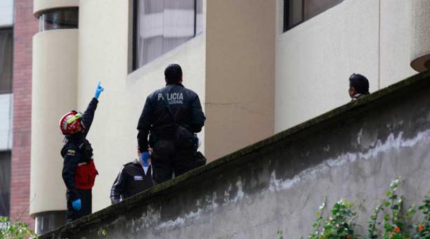 Personal de la Policía acudió al sitio de la muerte de la joven extranjera. Foto: Paúl Rivas / ÚN