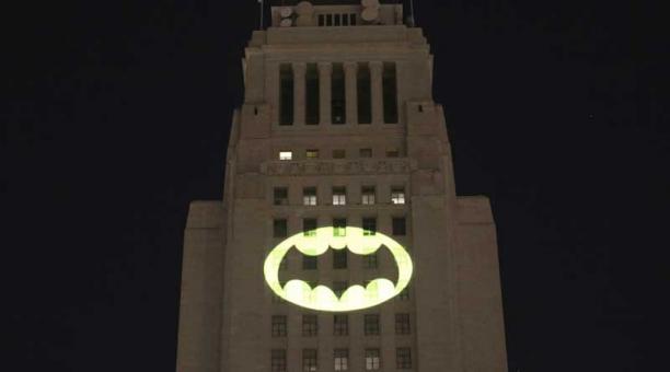 Vista de la "bat-señal" proyectada en la fachada del Ayuntamiento en memoria del fallecido actor estadounidense Adam West, en Los Ángeles. Foto: EFE