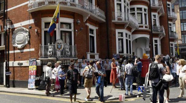 Varias personas se manifiestan en frente de la embajada ecuatoriana en Londres, Reino Unido hoy 19 de junio de 2017. Foto: EFE