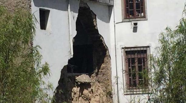 Un parte de la pared de una vivienda en la Recoleta colapsó por aculturación de agua. Foto: Paúl Rivas