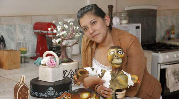Estefanía Guevara es una de las propietarias del negocio que se especializa en postres y pasteles. Foto: Patricio Terán / ÚN