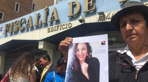 La abuela de la joven fallecida en la Fiscalìa del Ecuador. Foto: Paúl Rivas / ÚN