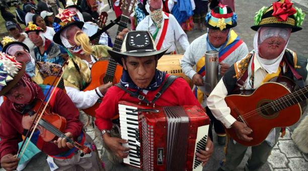 El desfile de los tradicionales personajes  saldrá de la Belmonte hacia la Plaza Grande. Foto: Alfredo Lagla / ÚN