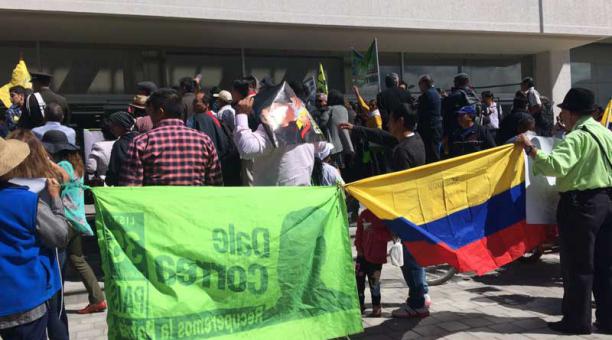 Personas identificadas con banderas de Alianza País acudieron a la audiencia del periodista Martín Pallares. Foto: Alfredo Lagla / ÚN
