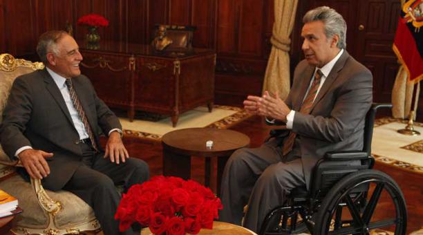 El presidente Lenín Moreno se reunió con el expresidenciable, Paco Moncayo, en el palacio de Carondelet. Foto: Galo Paguay/ ÚN