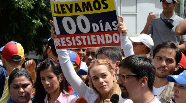 Lilian Tintori, esposa del preso político venezolano y líder de la oposición Leopoldo López, tiene un cartel que dice: "Hemos estado resistiendo por 100 días", mientras el vicepresidente de la Asamblea Nacional, Freddy Guevara, pronunció un discurso duran