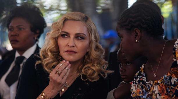 La cantante de música pop Madonna busca uno dentro del Centro Mercy James durante la ceremonia de inauguración en el Hospital Queen Elizabeth en la Ciudad Comercial de Blantyre en Malawi el 11 de julio de 2017.  Foto: AFP