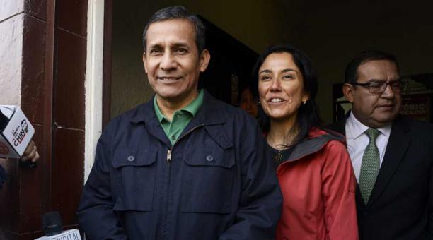 El expresidente de Perú Ollanta Humala abandona junto a su esposa (d) el local de su partido político ayer, jueves 13 de julio de 2017, en Lima (Perú). Foto: EFE