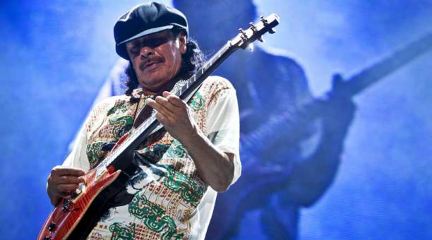 El músico Carlos Santana mientras actúa en el El MEO Arena en Lisboa (Portugal). El artista celebrará su 70 cumpleaños el próximo 20 de julio de 2017. Foto: EFE