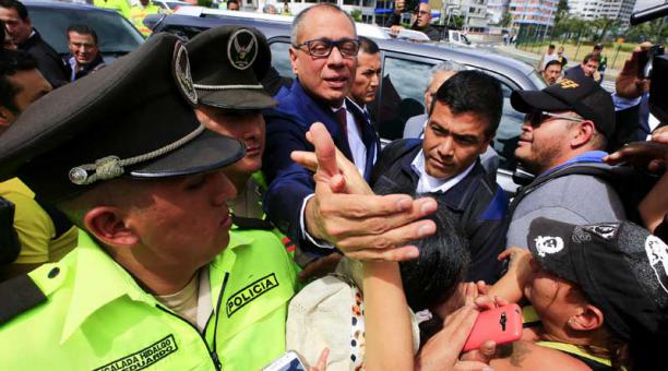 El vicepresidente ecuatoriano Jorge Glas (c) saluda a simpatizantes tras rendir declaración ante la Fiscalía hoy, martes 18 de julio de 2017, en Quito (Ecuador). Foto: EFE
