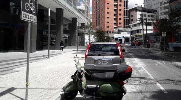 En la calle Inglaterra ya se parquean los vehículos en lo que era la ciclovía. Foto: Daniel Romero / ÚN