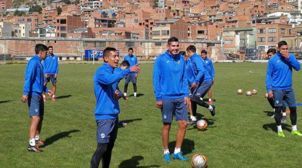Jugadores del Bolívar de La Paz durante sus entrenamientos. Foto: Facebook Oficial