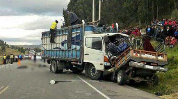 Una camioneta y un camión colisionaron en Secao San José. 12 personas fallecieron por el impacto. Foto: ECU 911.