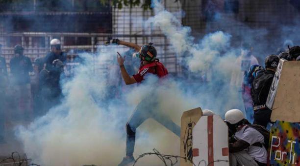 Manifestantes opositores se enfrentan a la Guardia Nacional Bolivariana (GNB) hoy, sábado 22 de julio de 2017, en Caracas (Venezuela). Foto: EFE