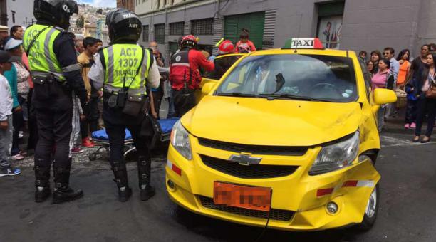 El conductor del taxi tuvo que ser retirado por la parte posterior. Foto: Eduardo Terán / ÚN